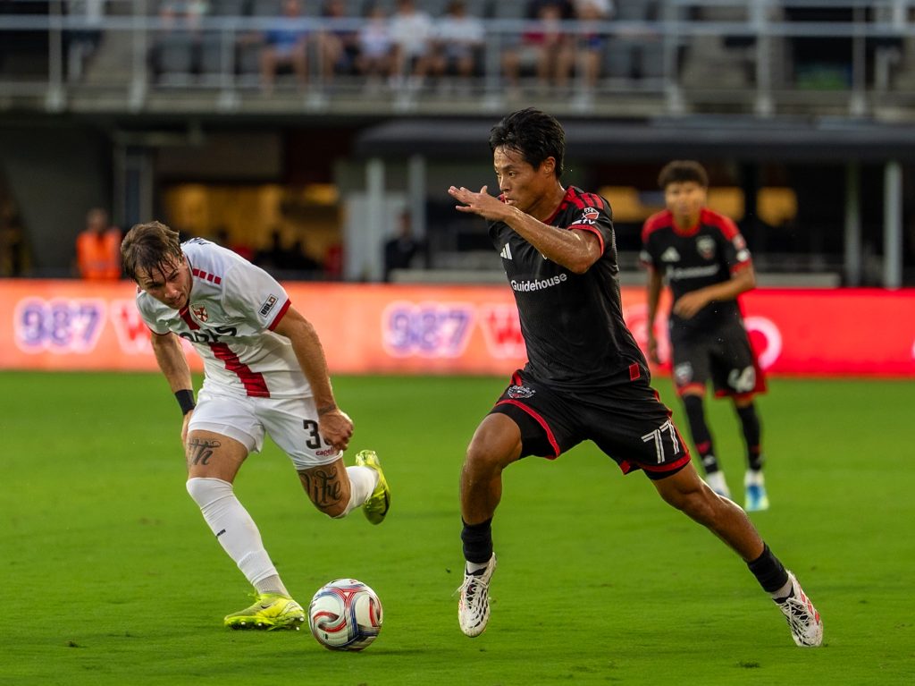 DC United attack the wing against Loudon United