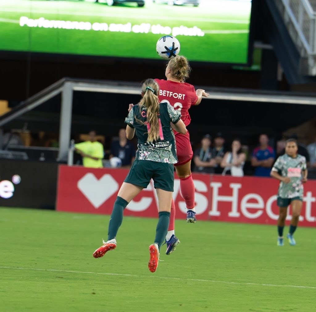 Airborne battle between Washington Spirit and NC Courage