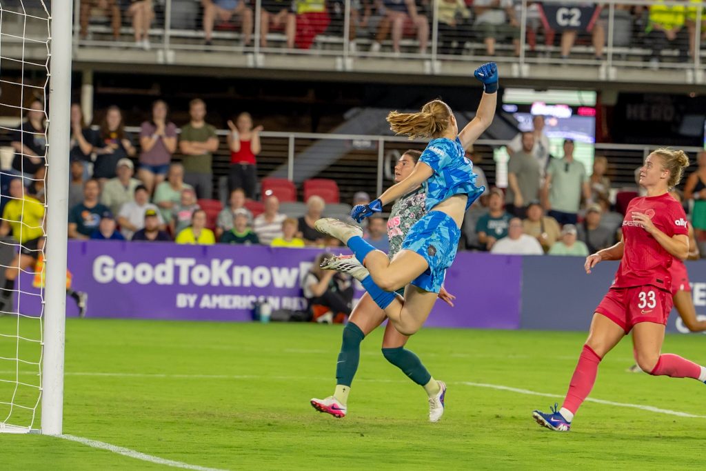 Eashington Spirit goalkeeper makes one last big save before the closing whistle against NC Courage